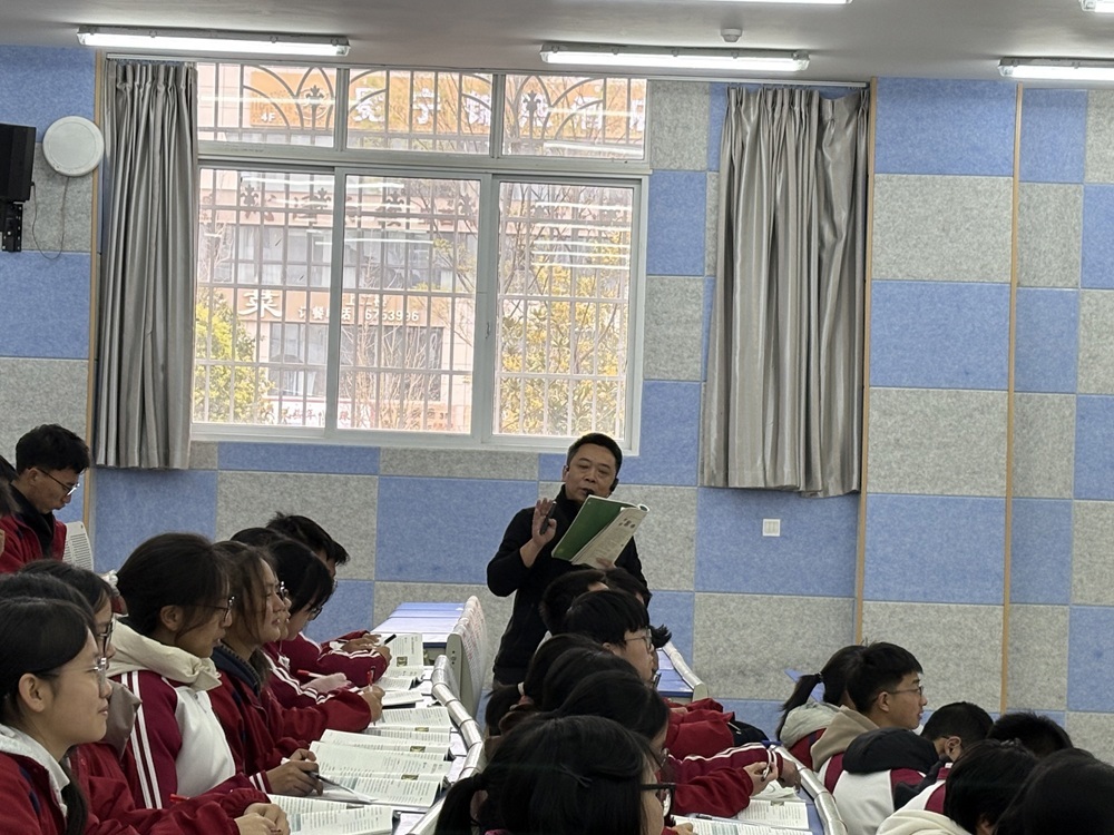 江油中学李长春老师进行生物课堂展示