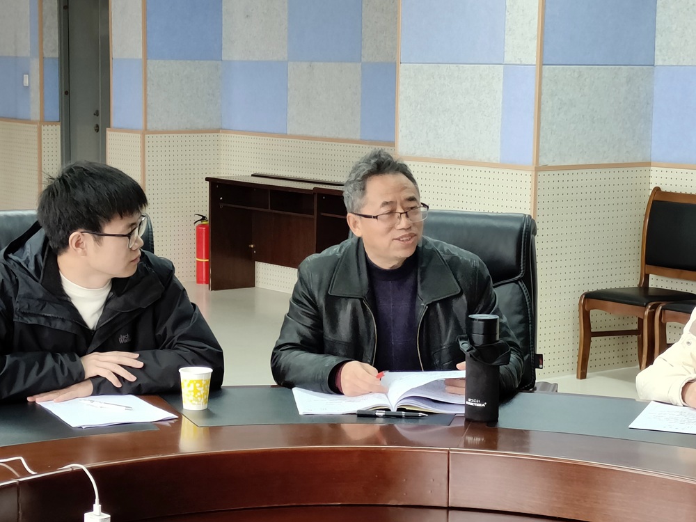 江油中学物理首席名师魏天垠（右一）评课交流