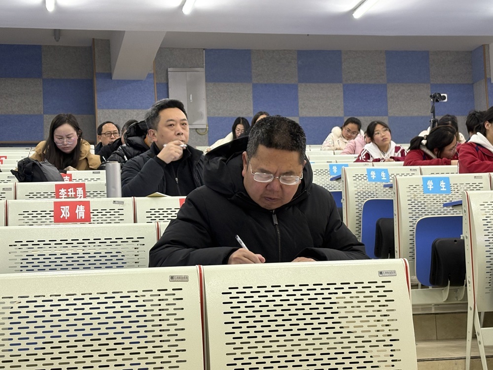冕宁中学党委书记史光伟（前中）听课
