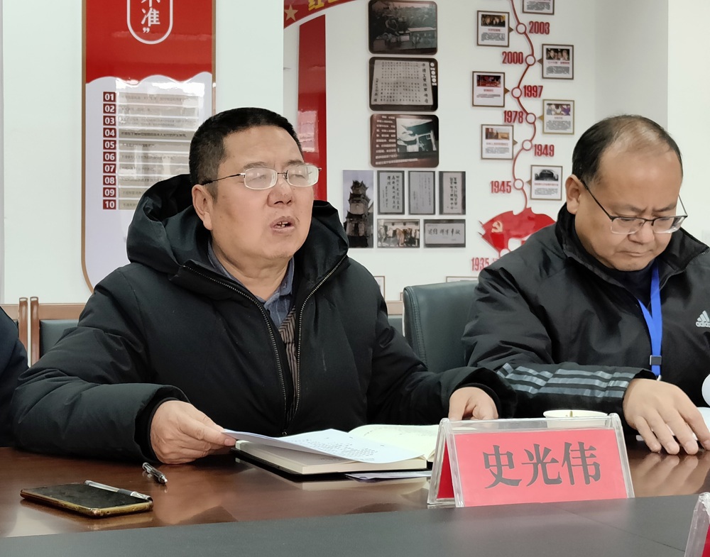 冕宁中学党委书记史光伟（左一）主持座谈交流