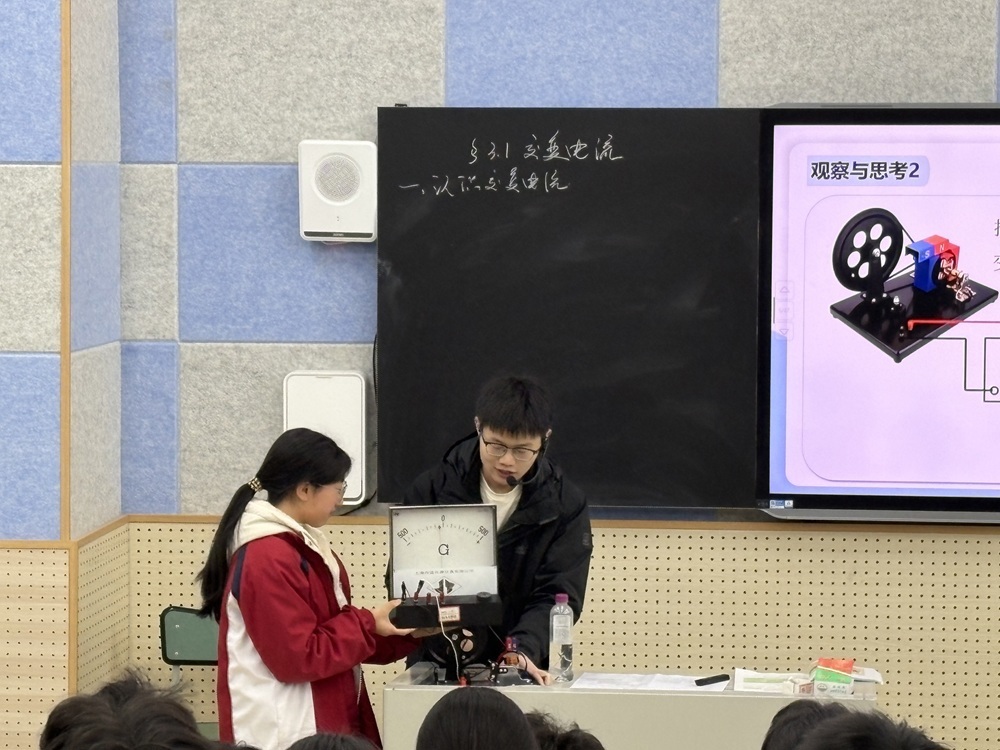 江油中学何益老师进行物理课堂展示