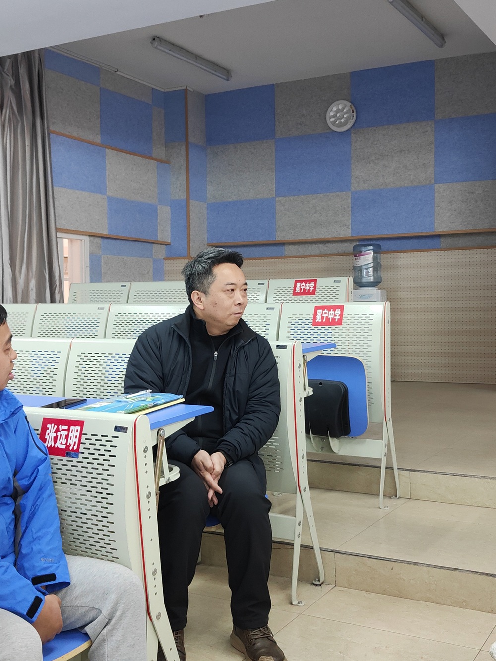 江油中学生物首席名师李长春（右一）评课交流
