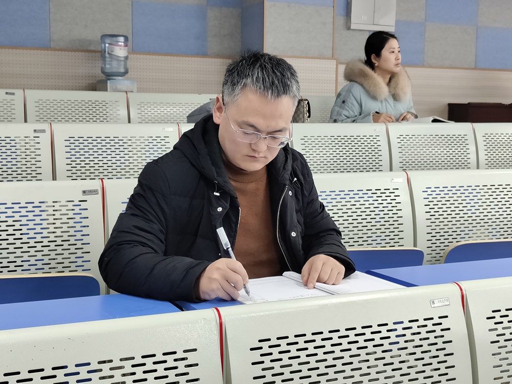 江油中学党委书记董恒听课