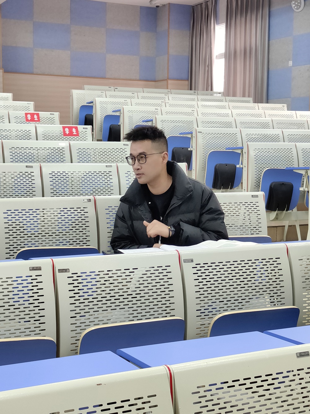 江油中学教科室副主任谢海东进行地理评课交流